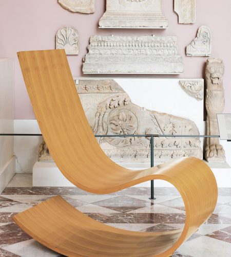 Ce rocking-chair, réalisé par l’Atelier de recherche et de création du Mobilier national d’après un projet de Richard Peduzzi, est constitué par une seule bande de bois de merisier moulé se déroulant comme un ruban.