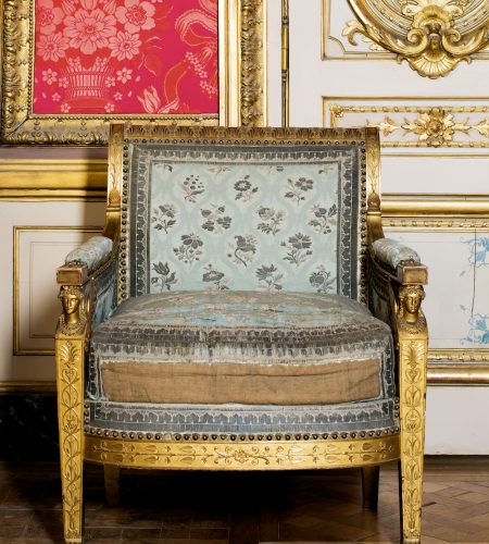 Bergère en bois doré sculpté, brocart Louis XVI, collections du Mobilier National.