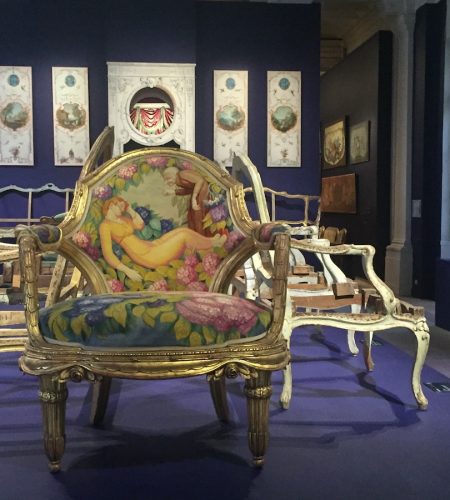 Fauteuil en bois doré et tapisserie de Beauvais ; bois de Paul Follot et carton de Jean Weber sur « Les contes de Perrault », « La Belle au Bois-dormant ».