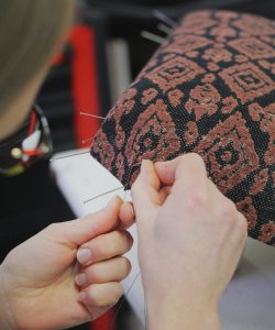 Travail de couverture de siège. Positionnement et maintien du tissu. Couture au point caché dans les angles - Phelippeau Tapissier